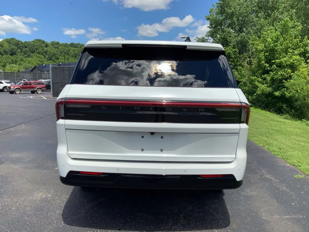 Lincoln Navigator L photo 11