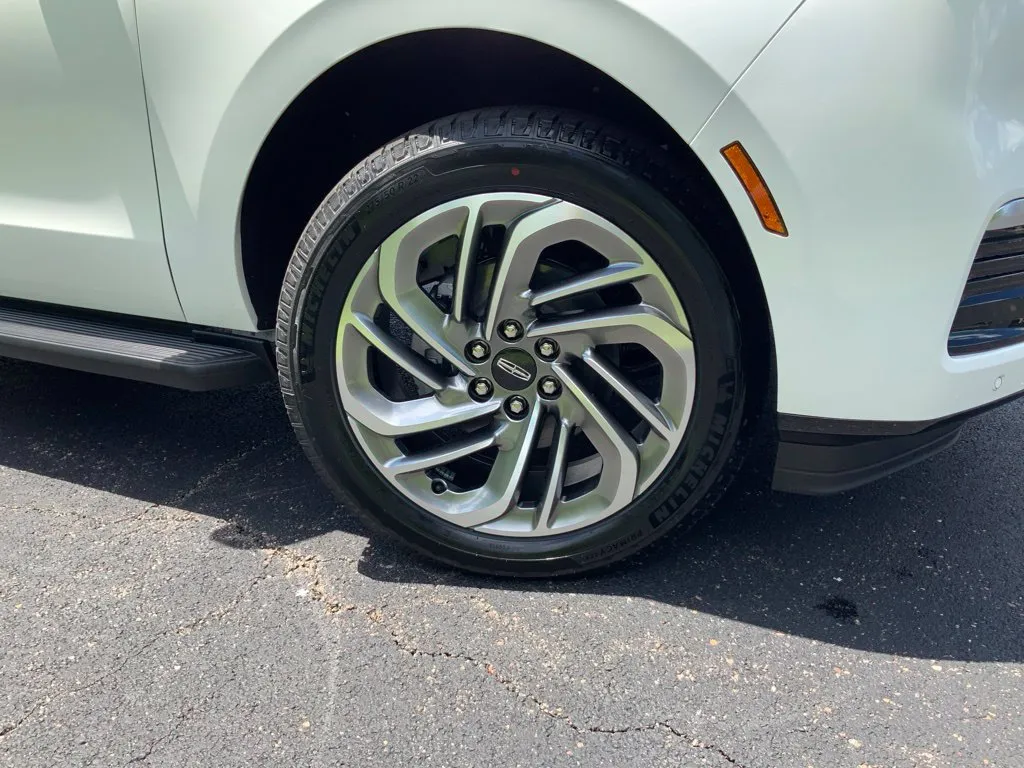 Lincoln Navigator L photo 26