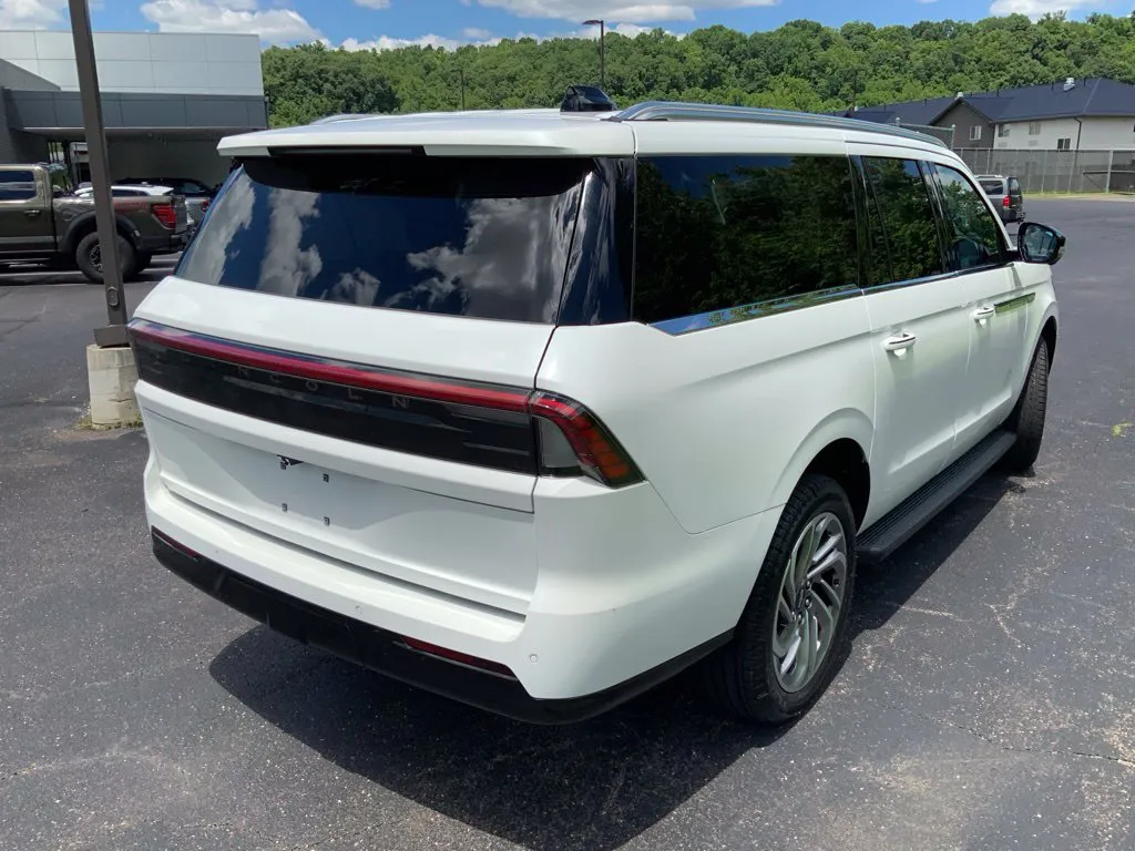 Lincoln Navigator L photo 13