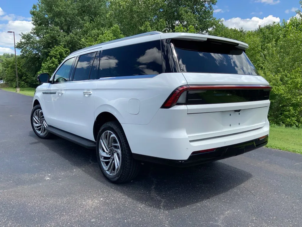 Lincoln Navigator L photo 8