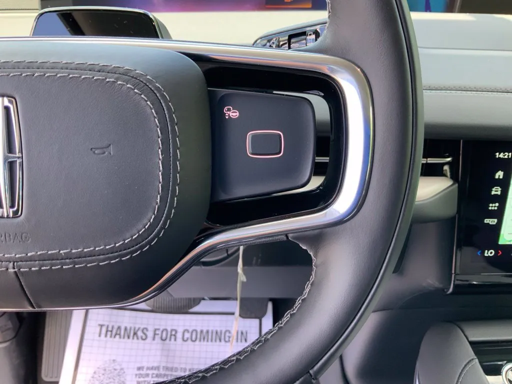Lincoln Navigator L photo 22