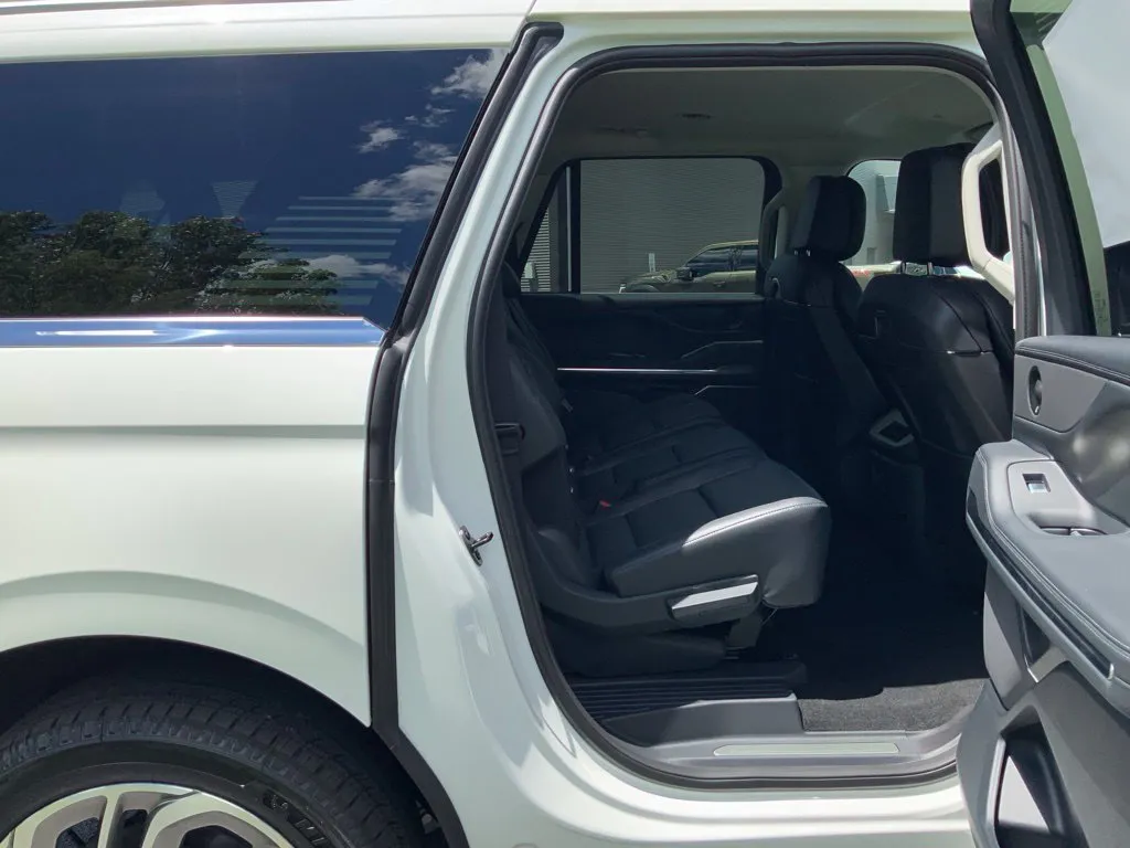 Lincoln Navigator L photo 24