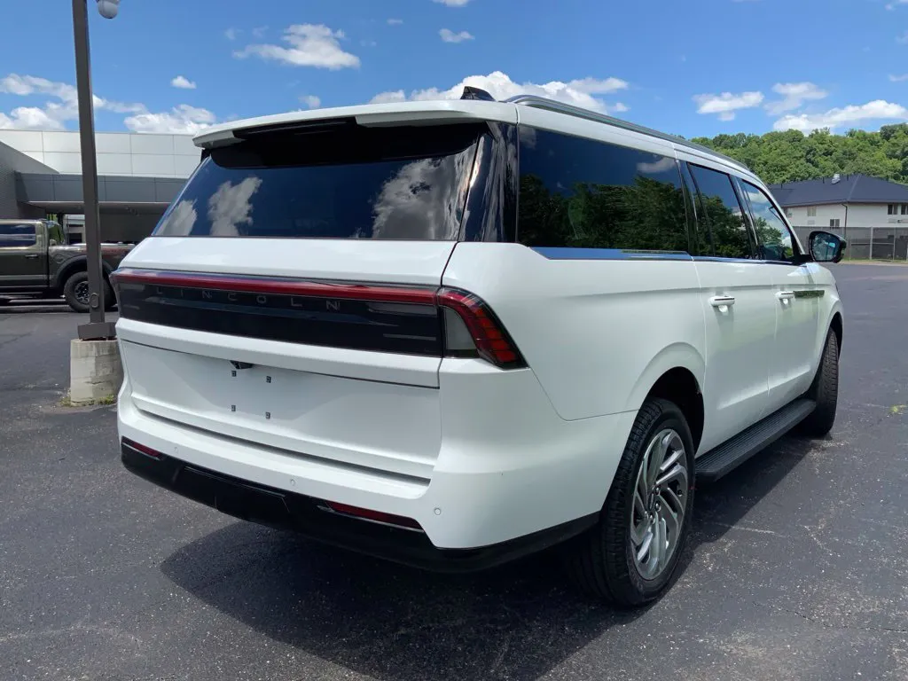 Lincoln Navigator L photo 12