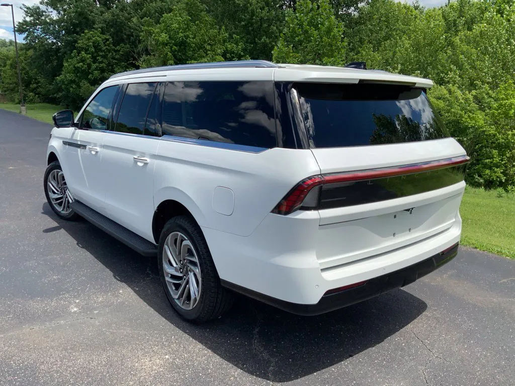 Lincoln Navigator L photo 9