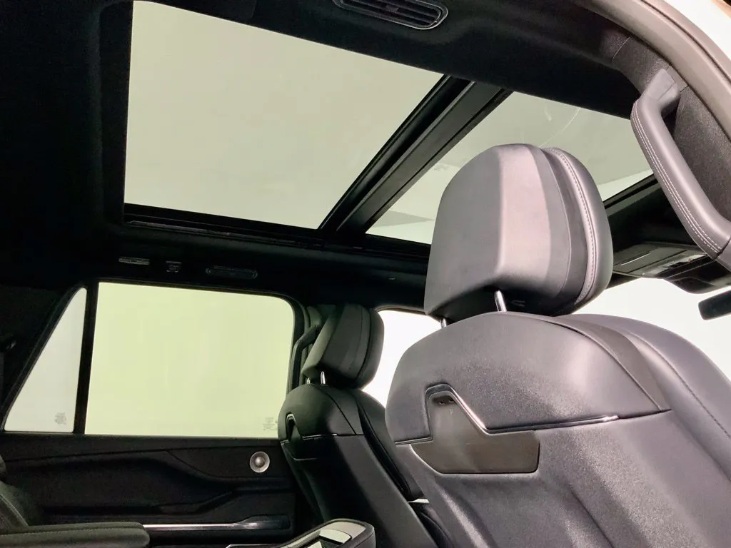 Lincoln Navigator L photo 2