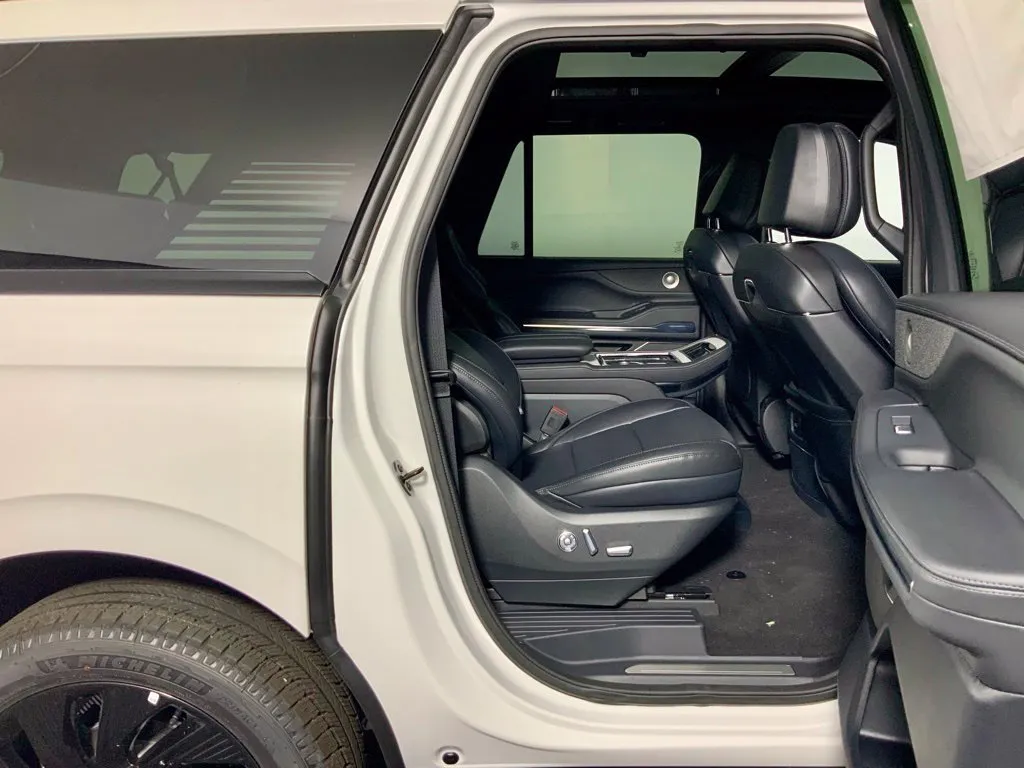 Lincoln Navigator L photo 32