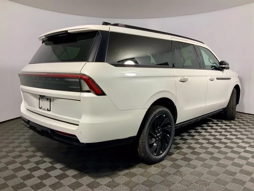 Lincoln Navigator L photo 17