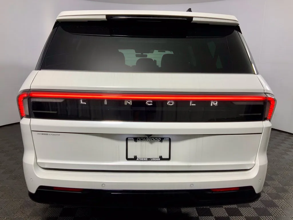 Lincoln Navigator L photo 16