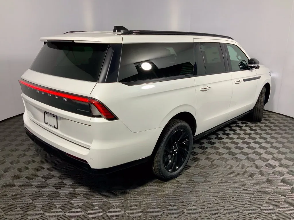 Lincoln Navigator L photo 18
