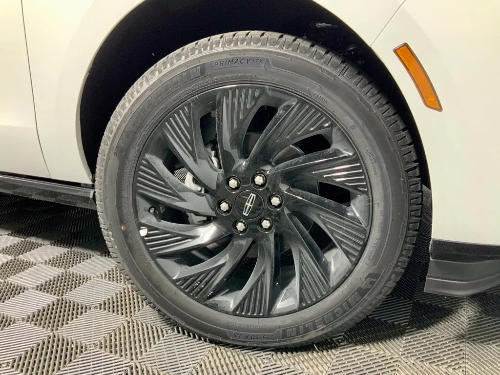 Lincoln Navigator L photo 35