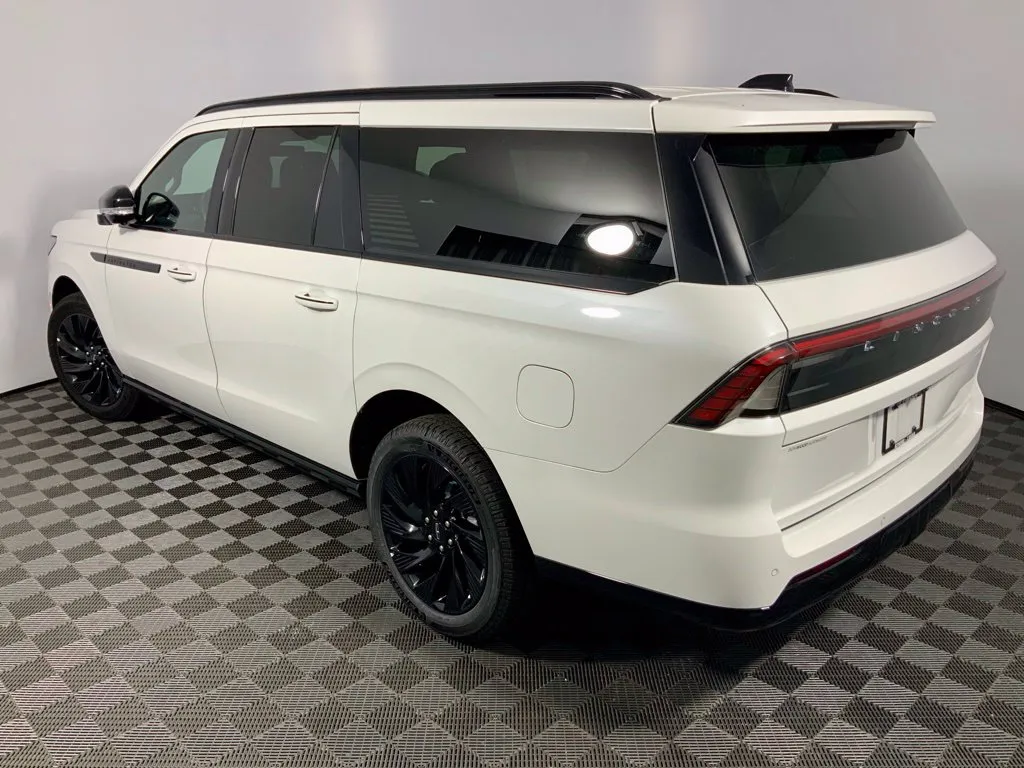 Lincoln Navigator L photo 14