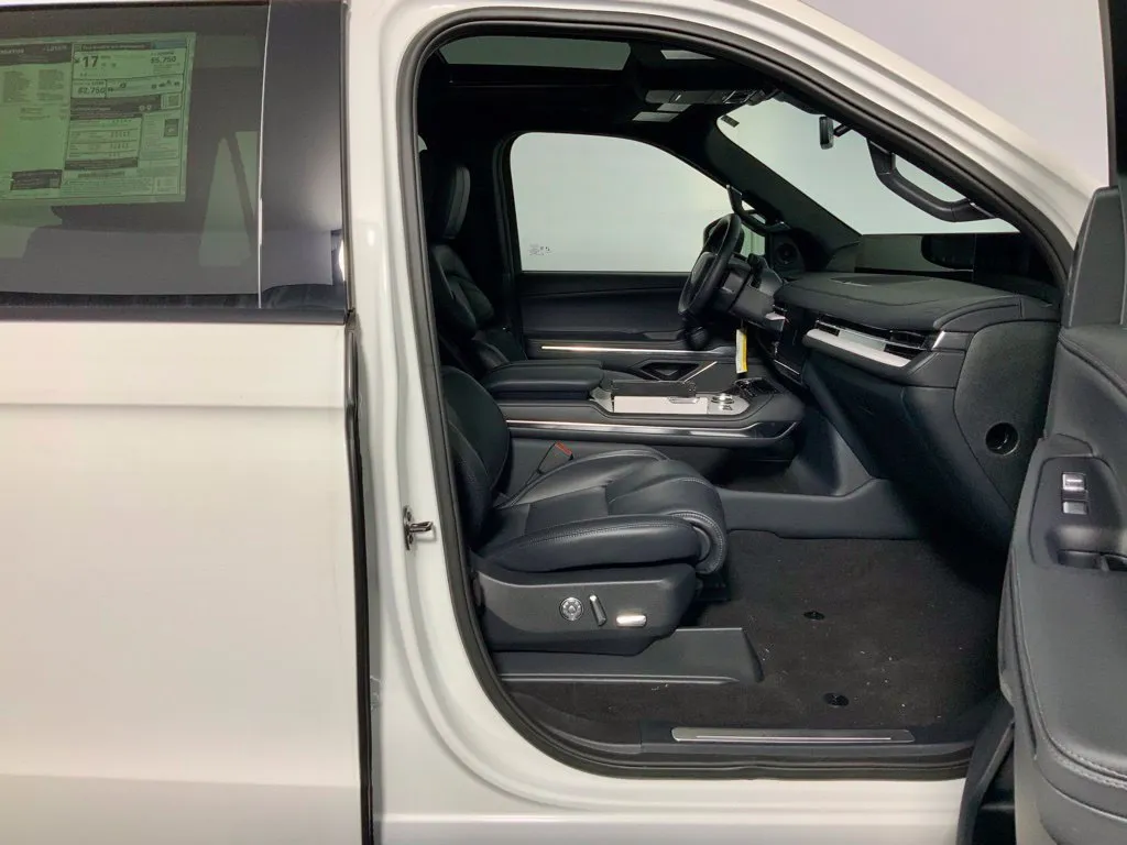 Lincoln Navigator L photo 34