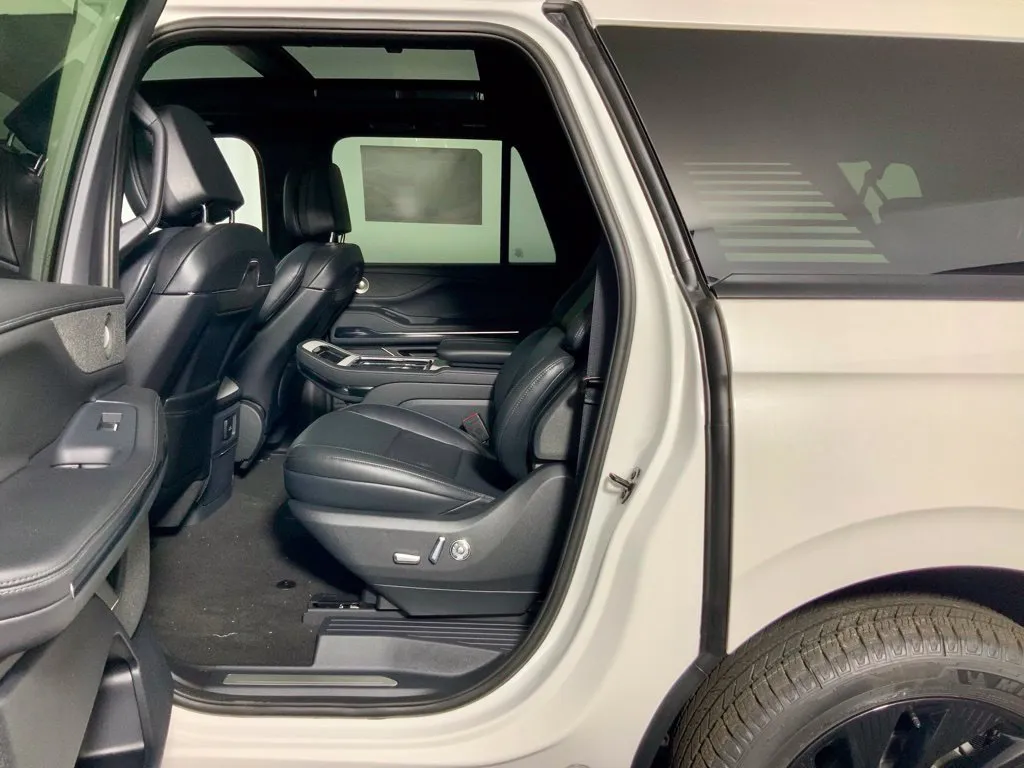 Lincoln Navigator L photo 30