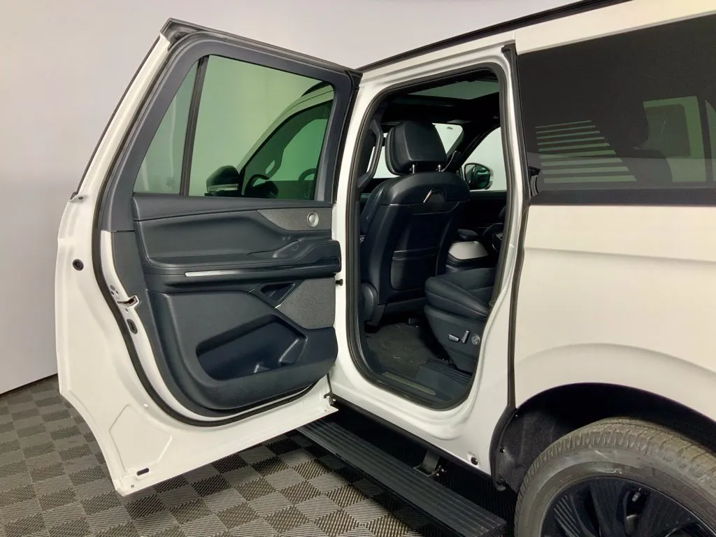 Lincoln Navigator L photo 29