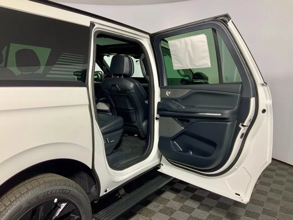 Lincoln Navigator L photo 31
