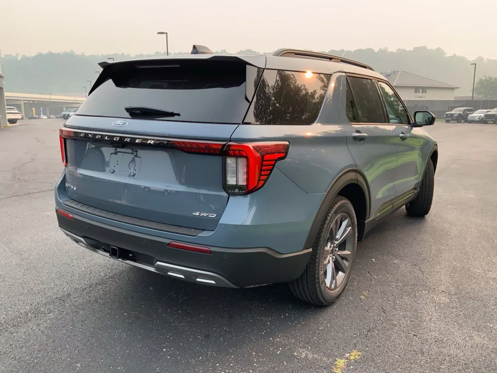Ford Explorer photo 12