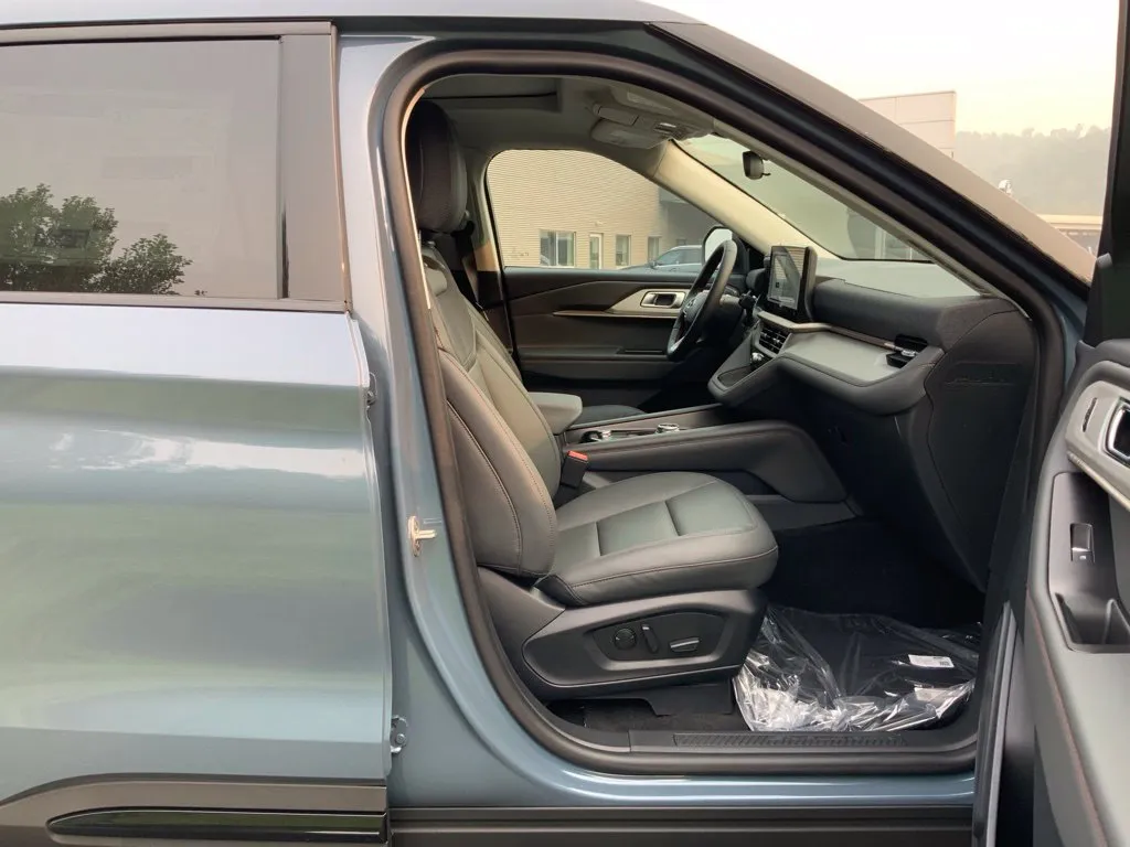 Ford Explorer photo 26