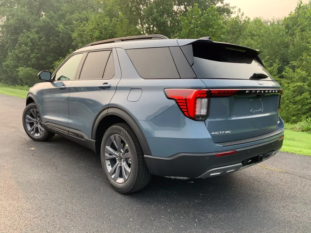 Ford Explorer photo 8