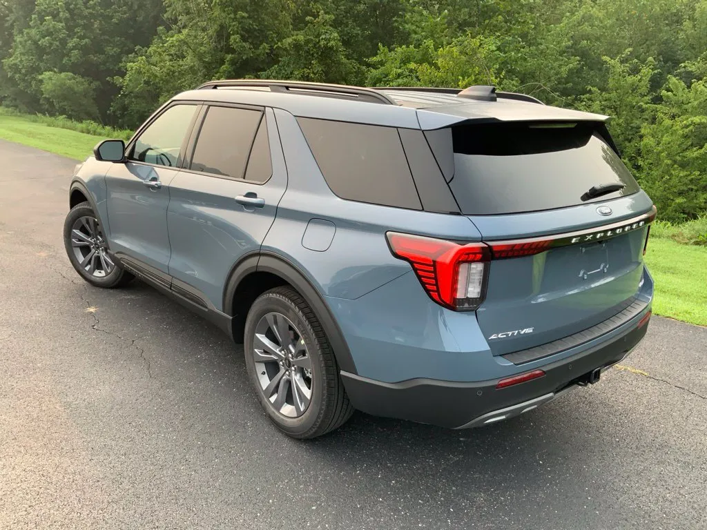 Ford Explorer photo 9