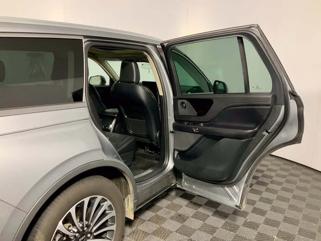 Lincoln Aviator photo 32