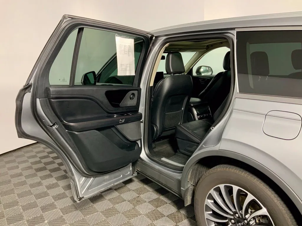 Lincoln Aviator photo 29