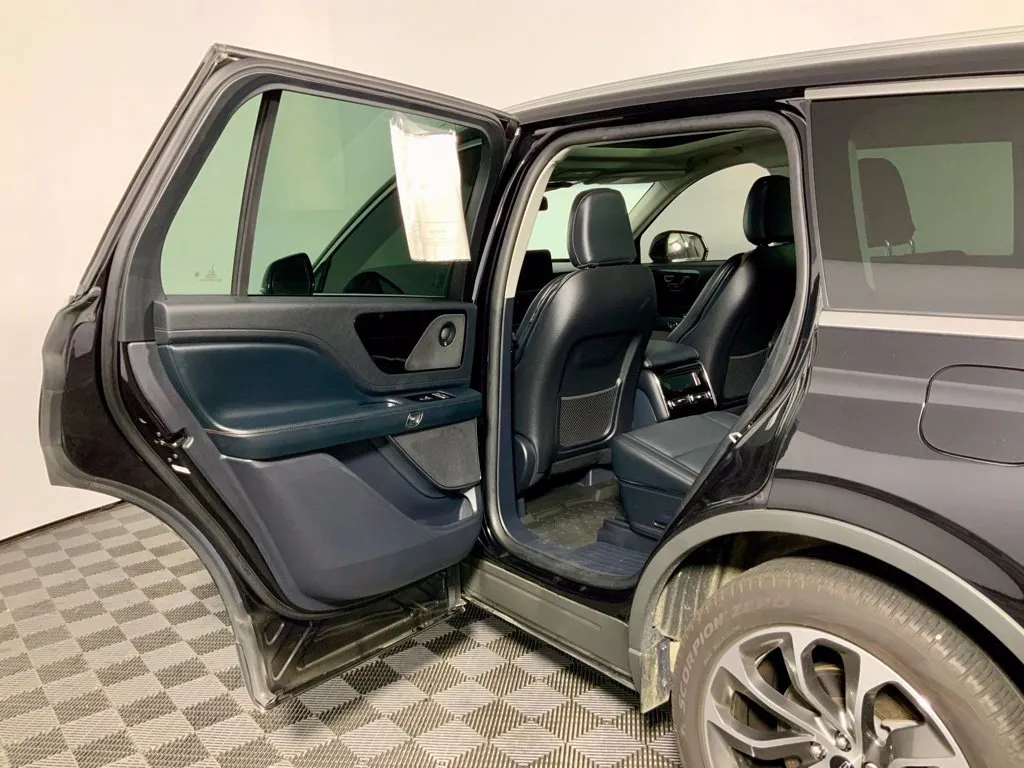 Lincoln Aviator photo 30