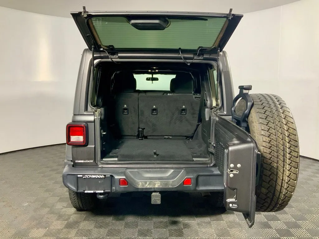 Jeep Wrangler photo 16