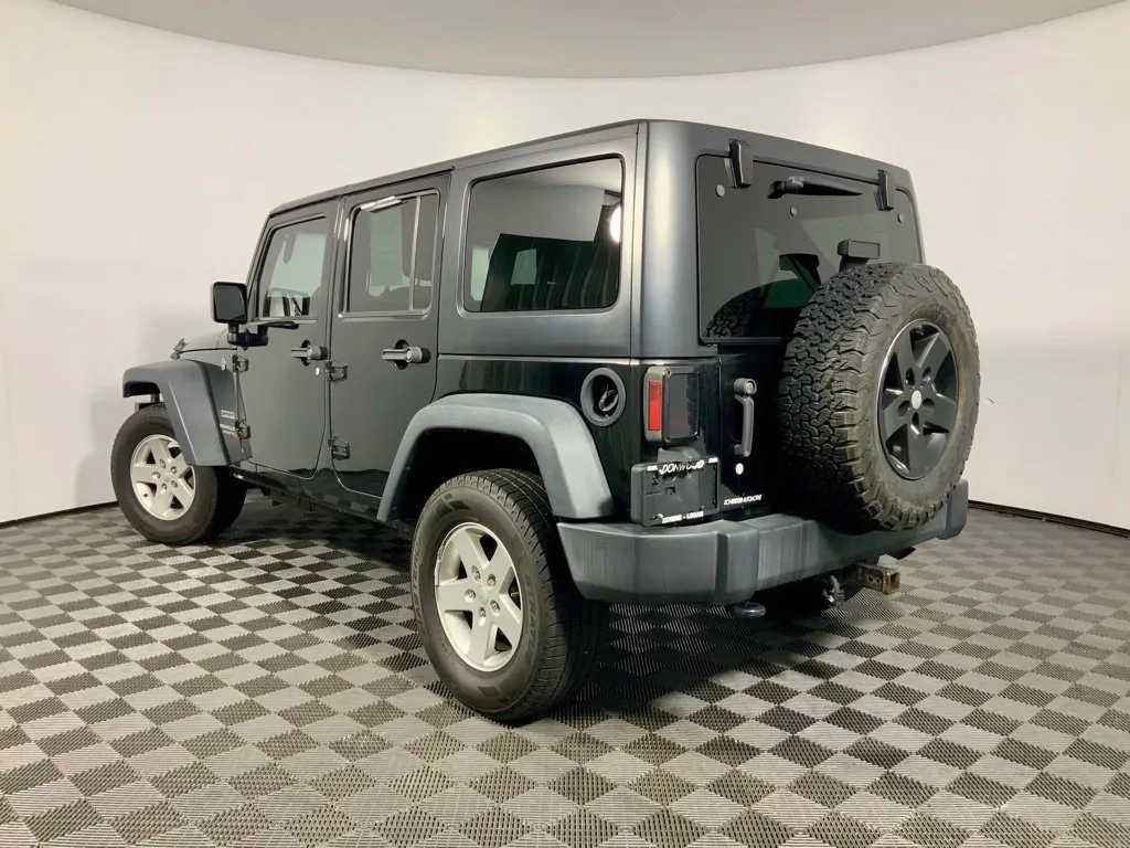 Jeep Wrangler photo 9