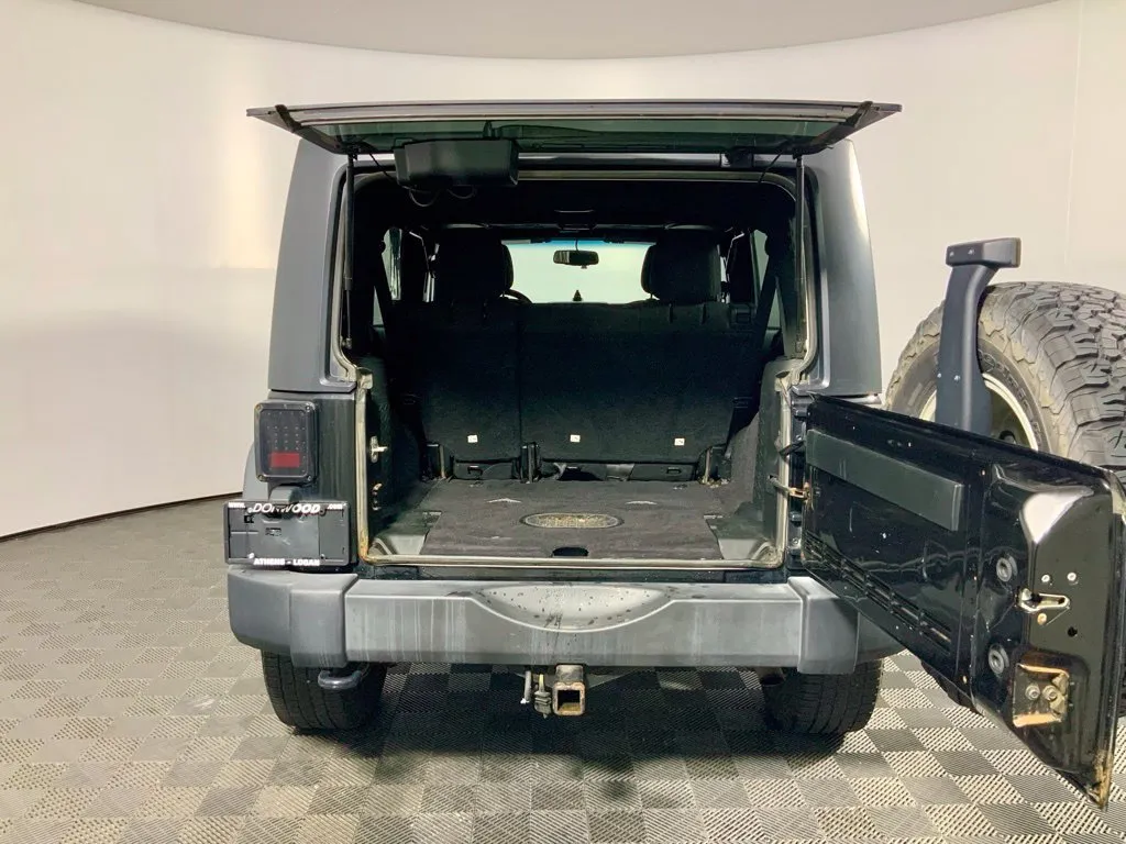 Jeep Wrangler photo 13