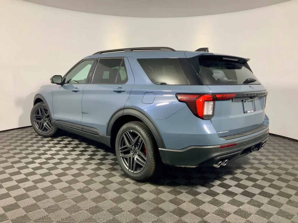 Ford Explorer photo 12