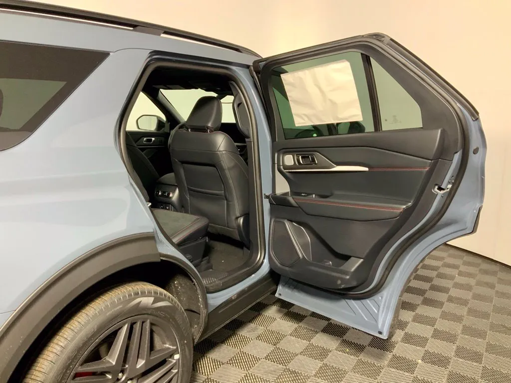Ford Explorer photo 31