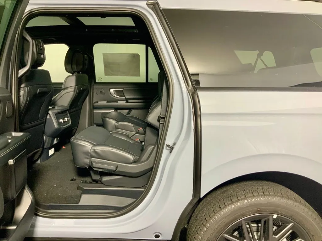 Ford Expedition MAX photo 30