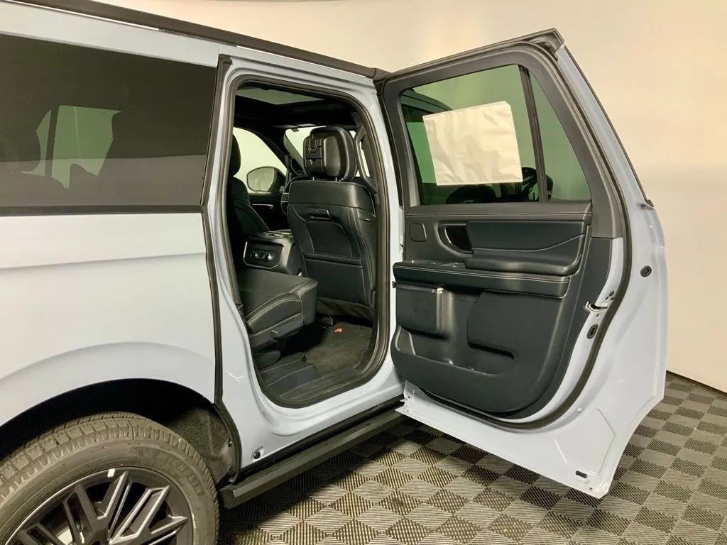 Ford Expedition MAX photo 32