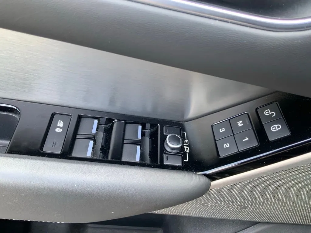 Land Rover Range Rover Velar photo 13