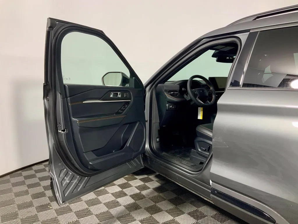 Ford Explorer photo 18