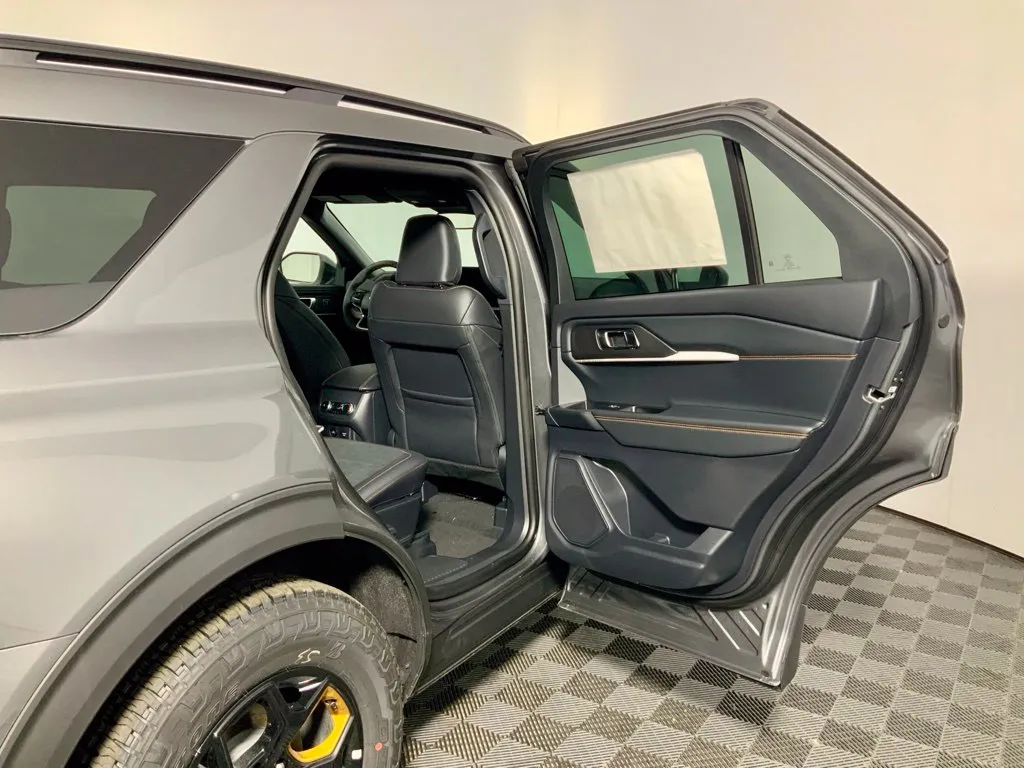 Ford Explorer photo 30