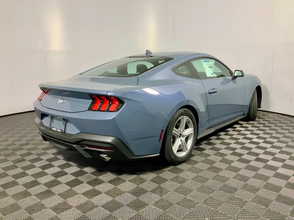 Ford Mustang photo 17