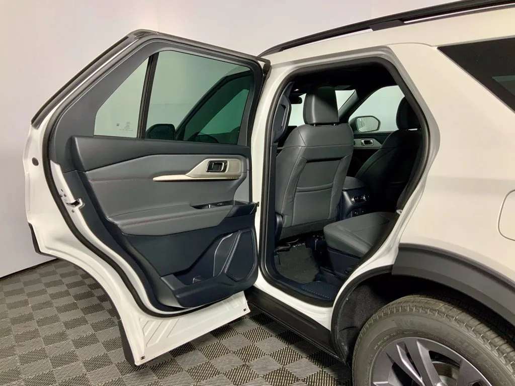Ford Explorer photo 29