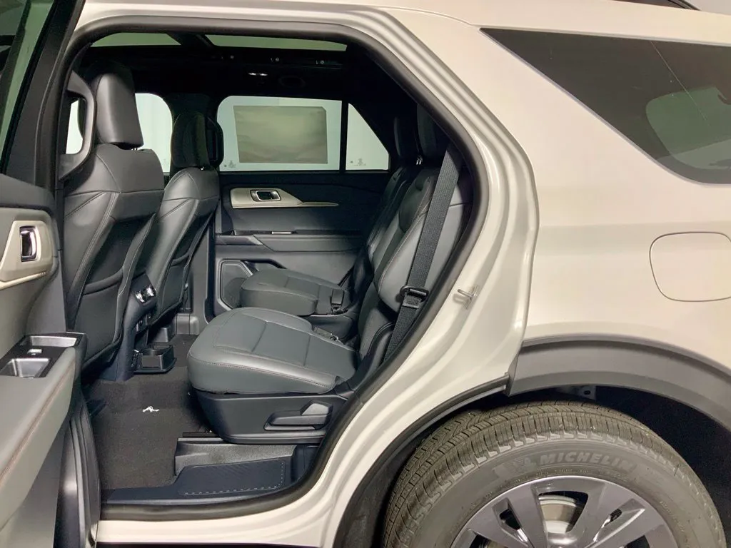 Ford Explorer photo 30