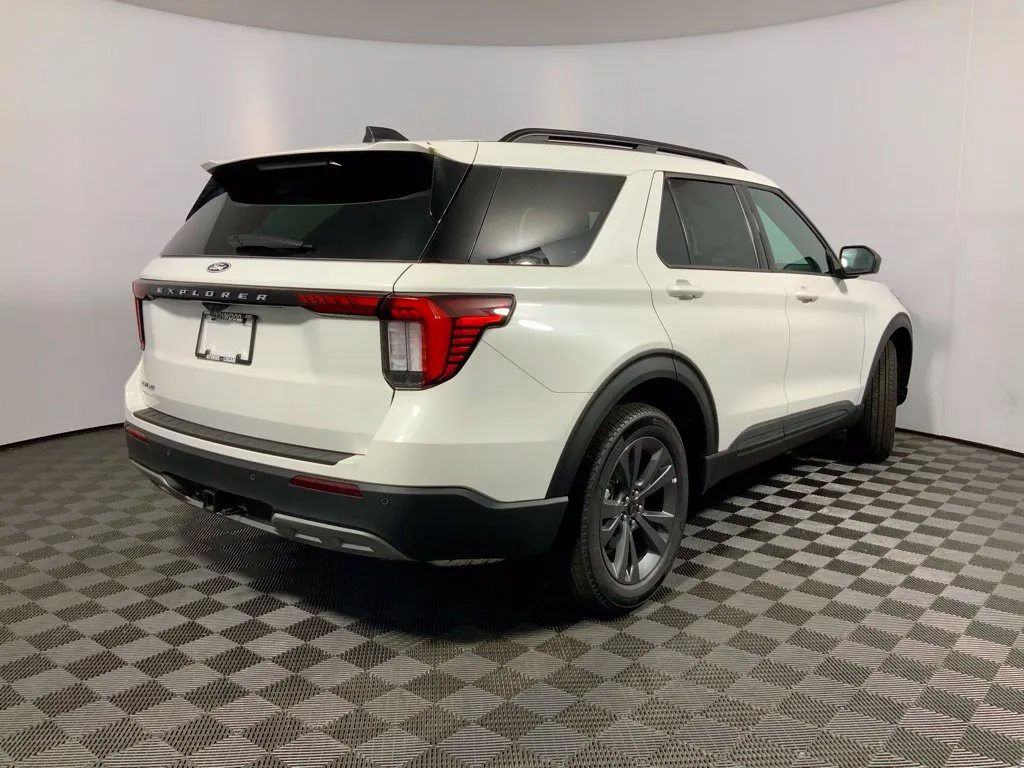 Ford Explorer photo 17