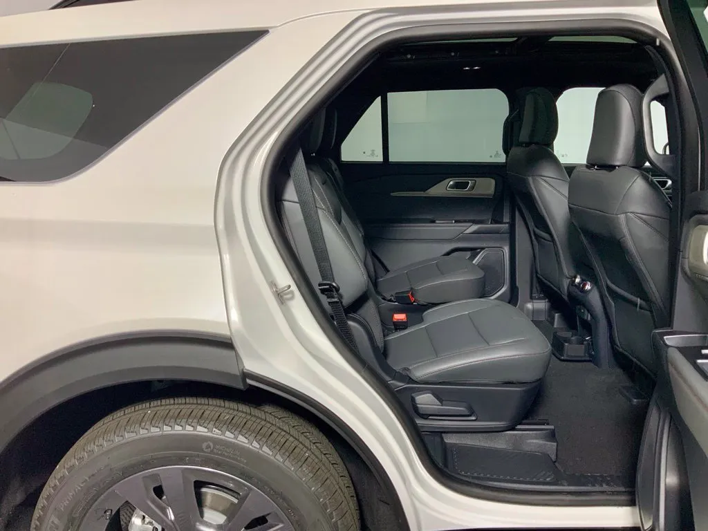 Ford Explorer photo 32