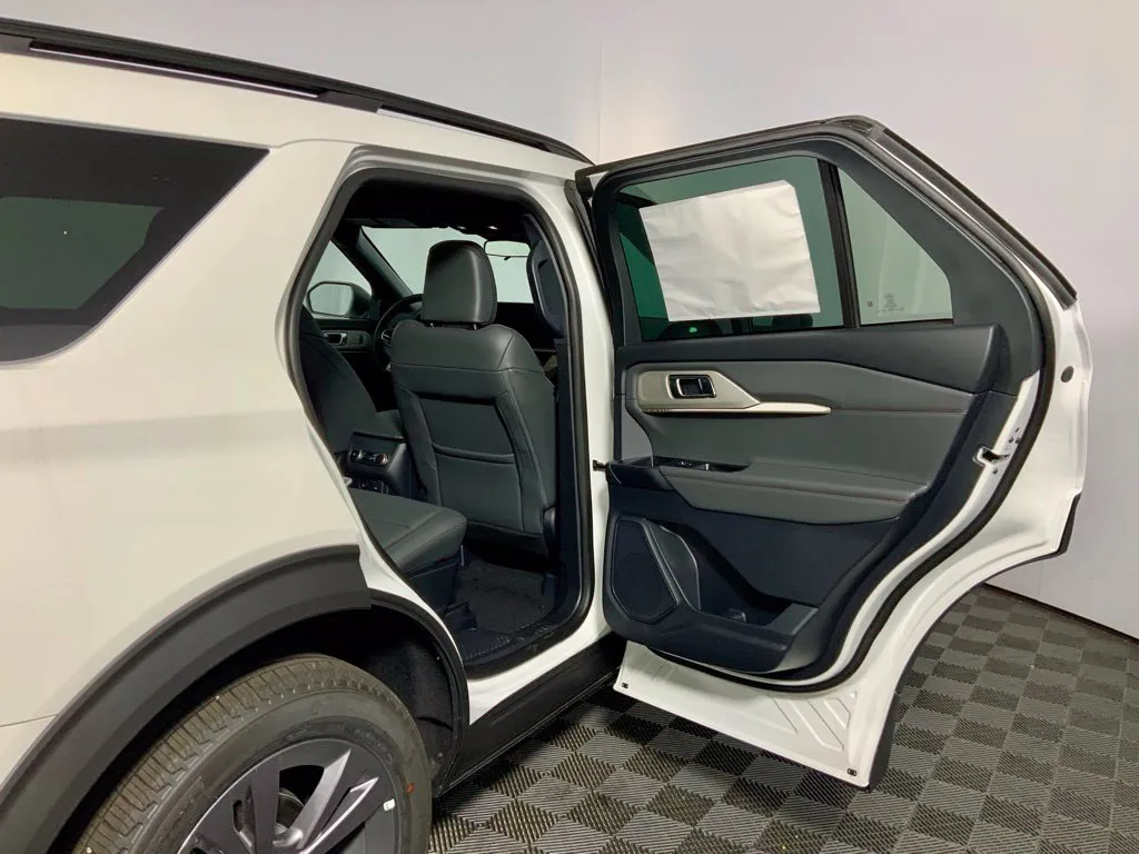 Ford Explorer photo 31