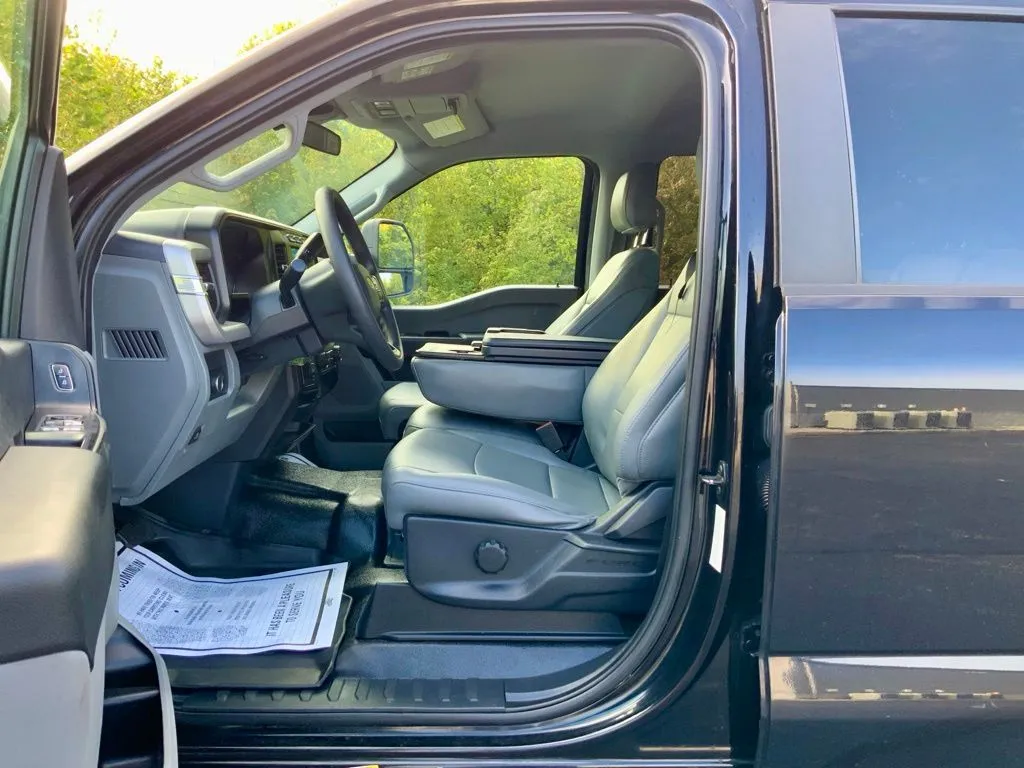Ford F-550SD photo 13