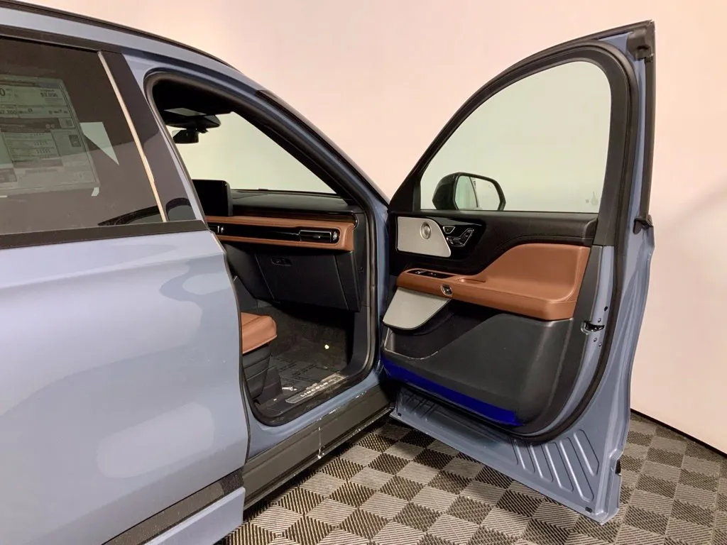 Lincoln Aviator photo 35