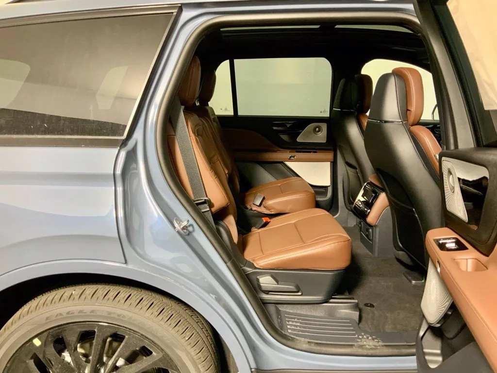 Lincoln Aviator photo 34