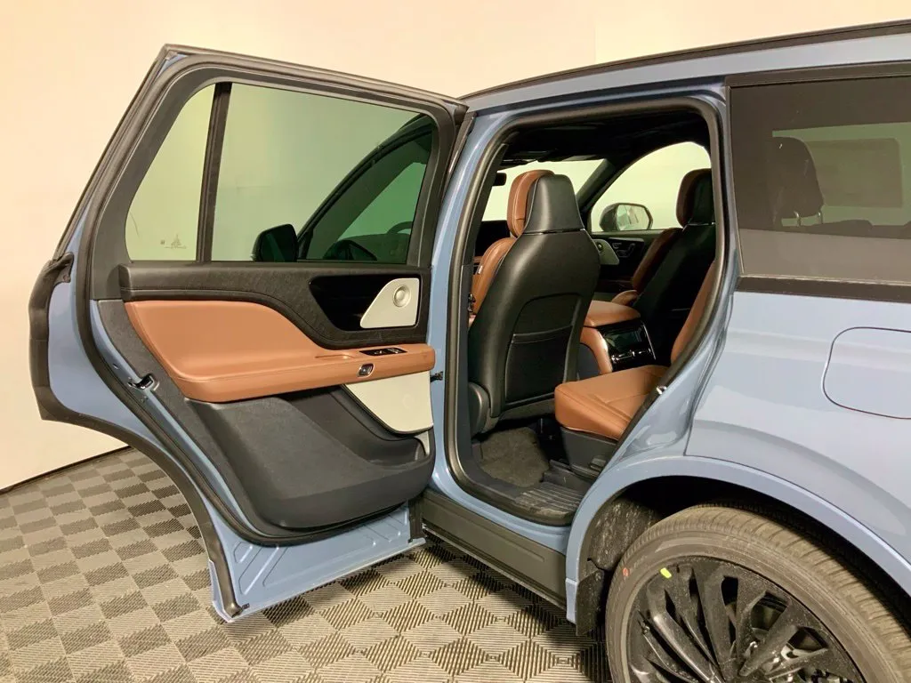 Lincoln Aviator photo 30