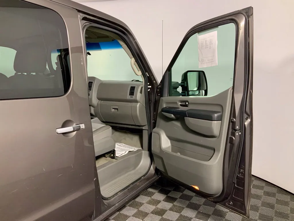 Nissan NV photo 32
