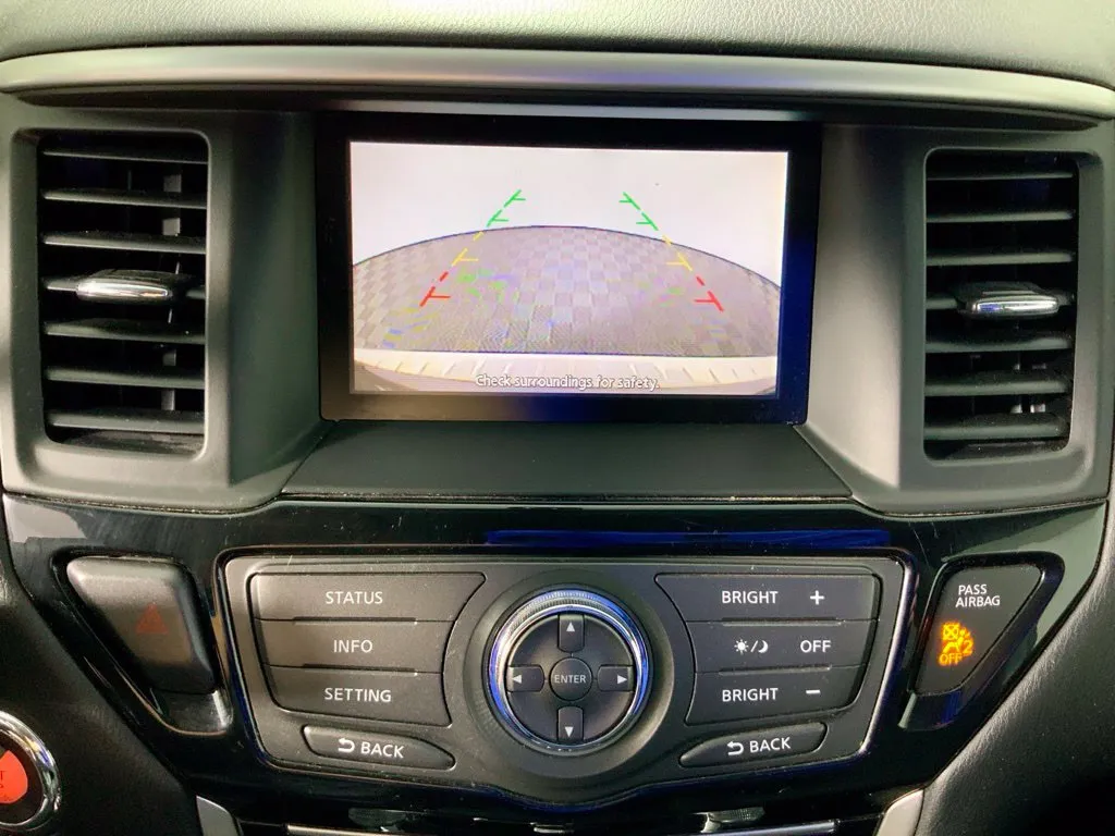 Nissan Pathfinder photo 2
