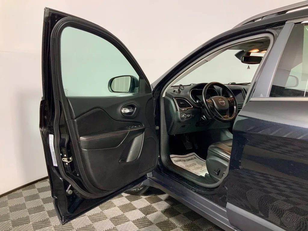 Jeep Cherokee photo 18