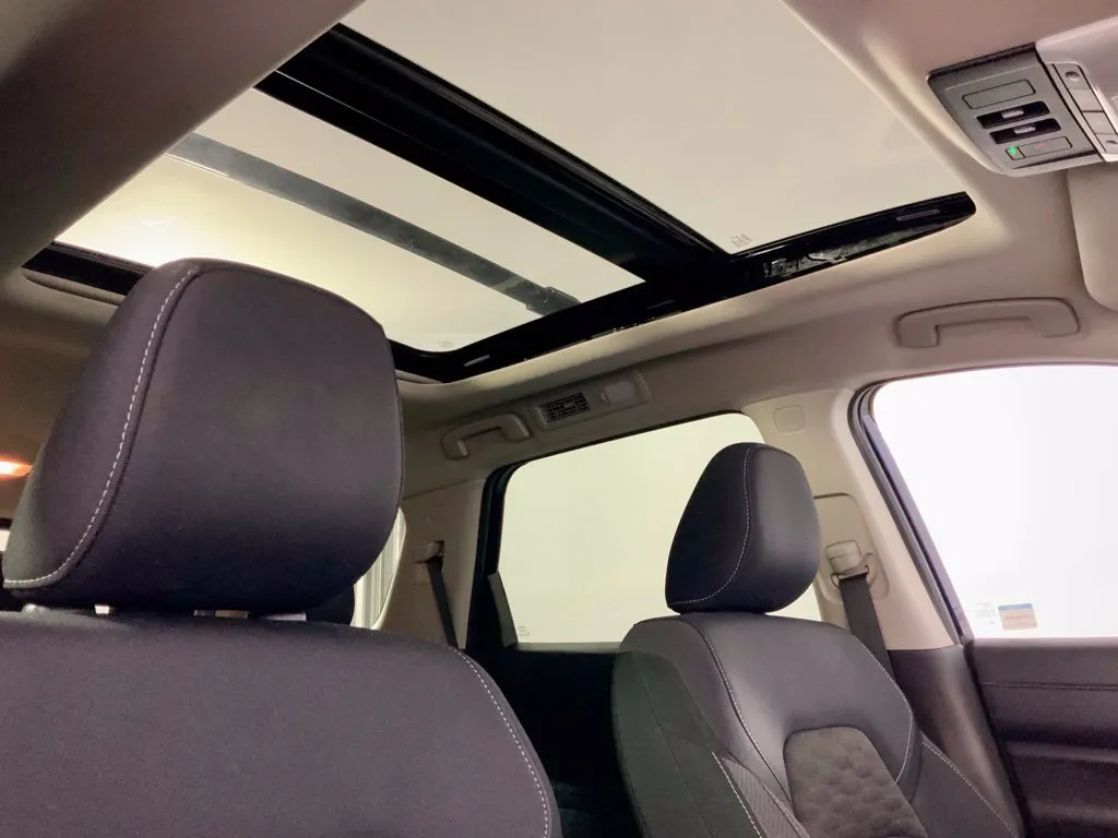 Nissan Pathfinder photo 2